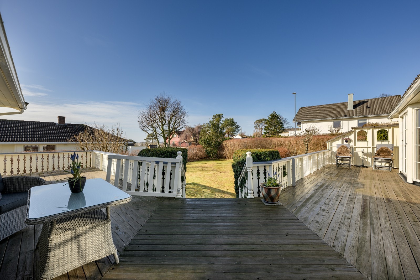 Terrasse med utgang til stor hage Galleribilde