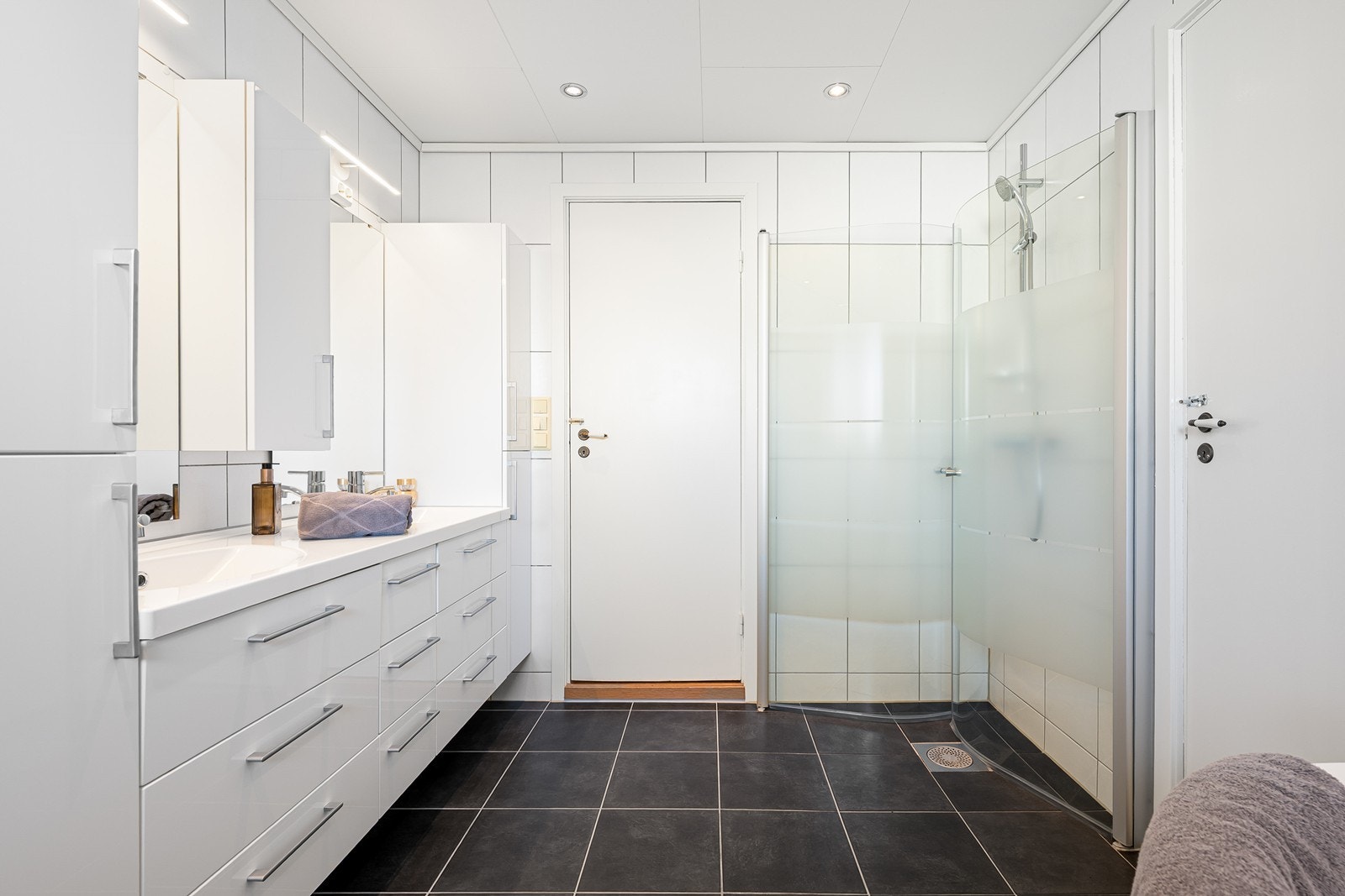 Bad med direkte tilgang til hovedsoverom Galleribilde