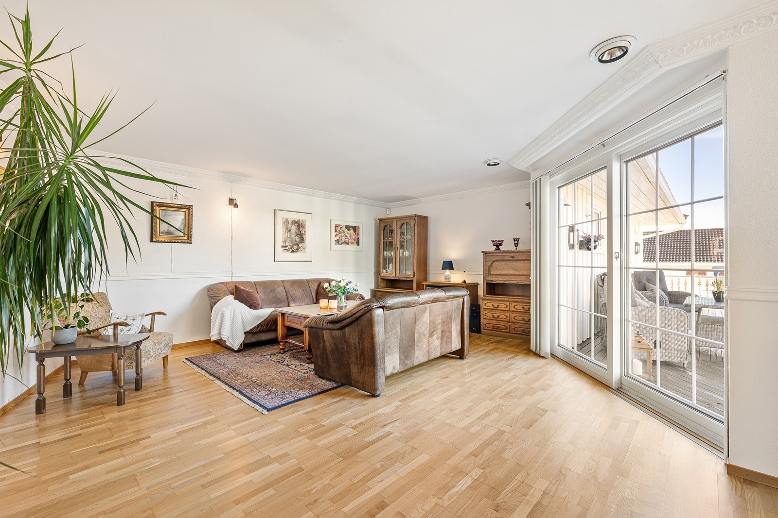 God plass til flere sittegrupper og utgang direkte til solrikt uteområde Galleribilde