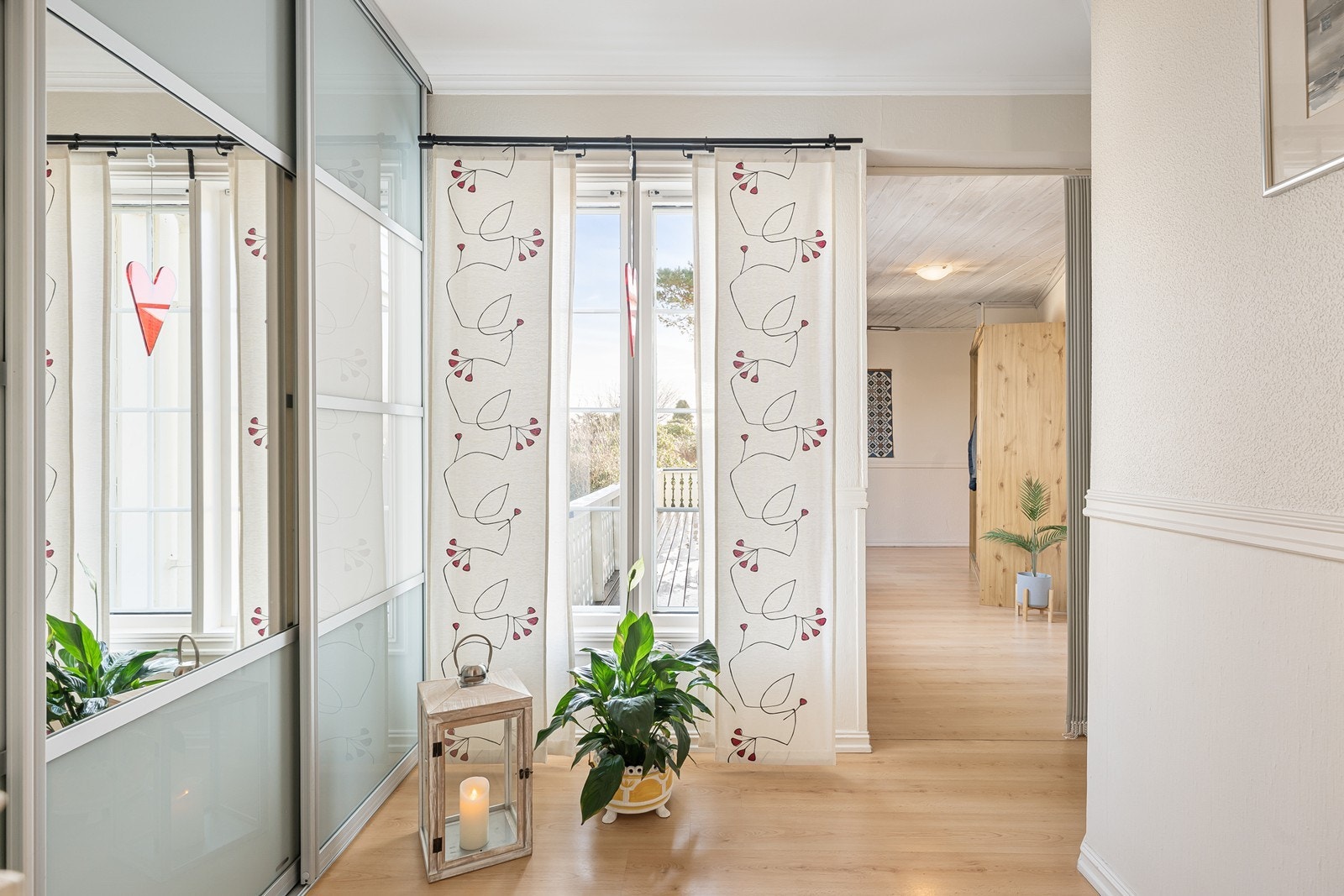 Entré med skyvedørsgardeobe Galleribilde