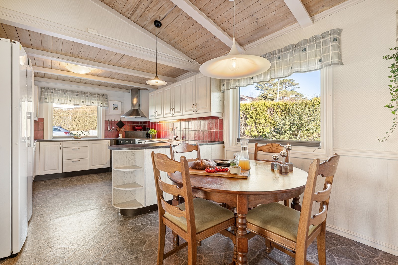 God plass til spisebord på kjøkken Galleribilde