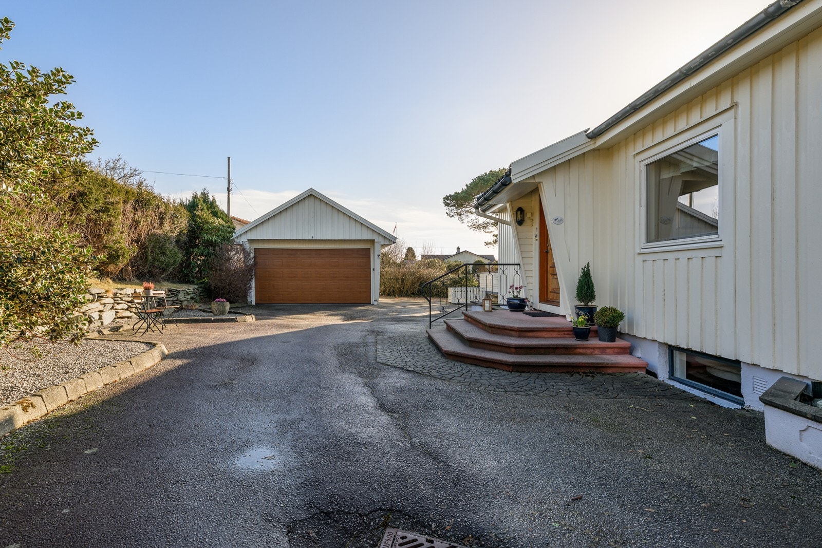 Eiendommen har dobbel garasje med elbillader og eget isolert lagringsrom med gode oppbevaringsmuligheter. Galleribilde