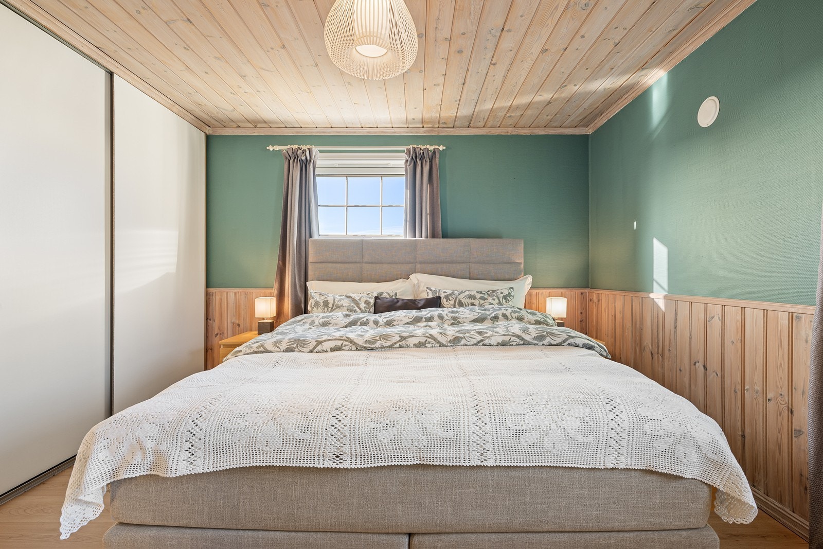 Hovedsoverom med skyvedørsgarderobe Galleribilde