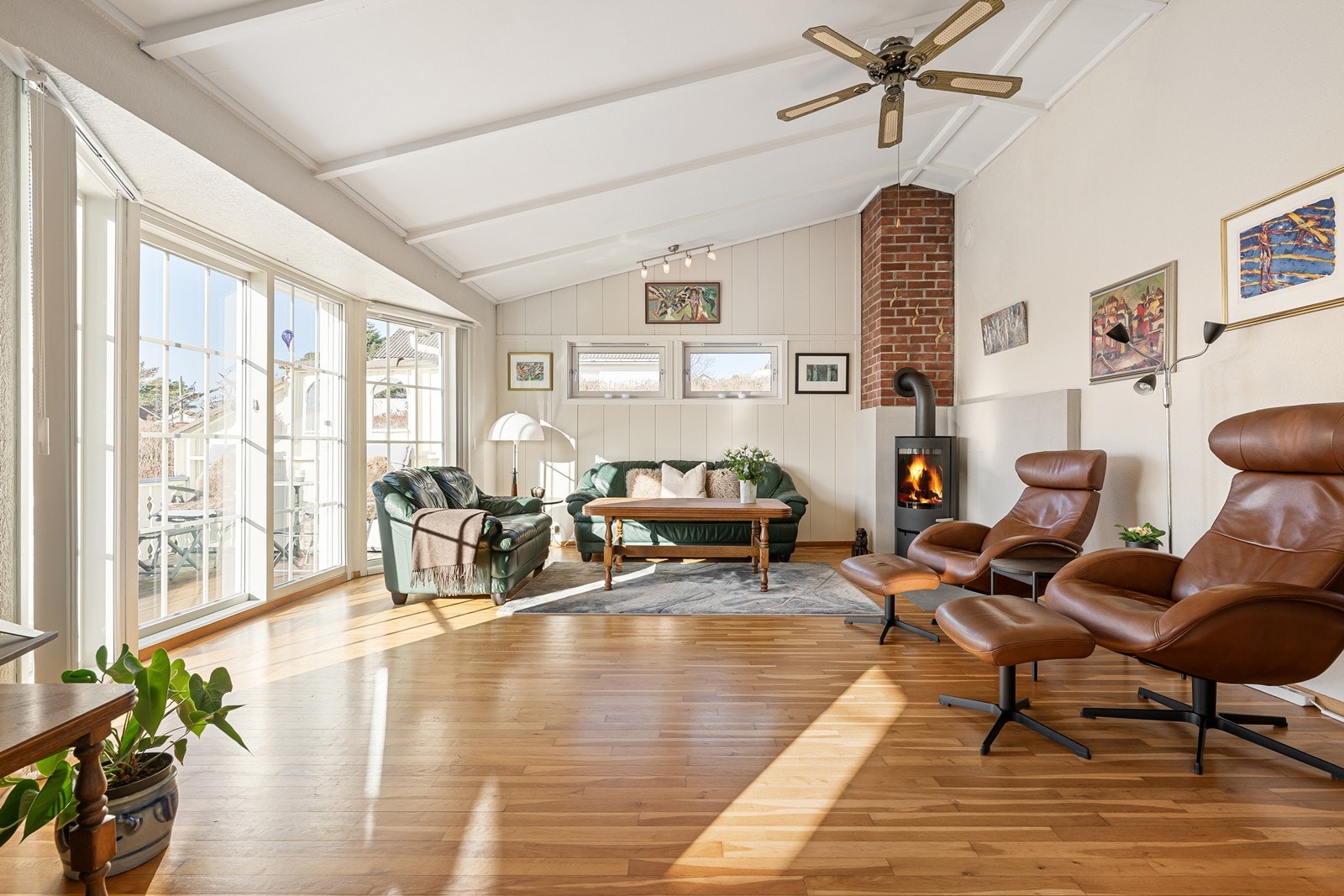 Stuen er todelt, hvor den ene delen har ekstra god takhøyde og blir boligens naturlige samlingspunkt Galleribilde