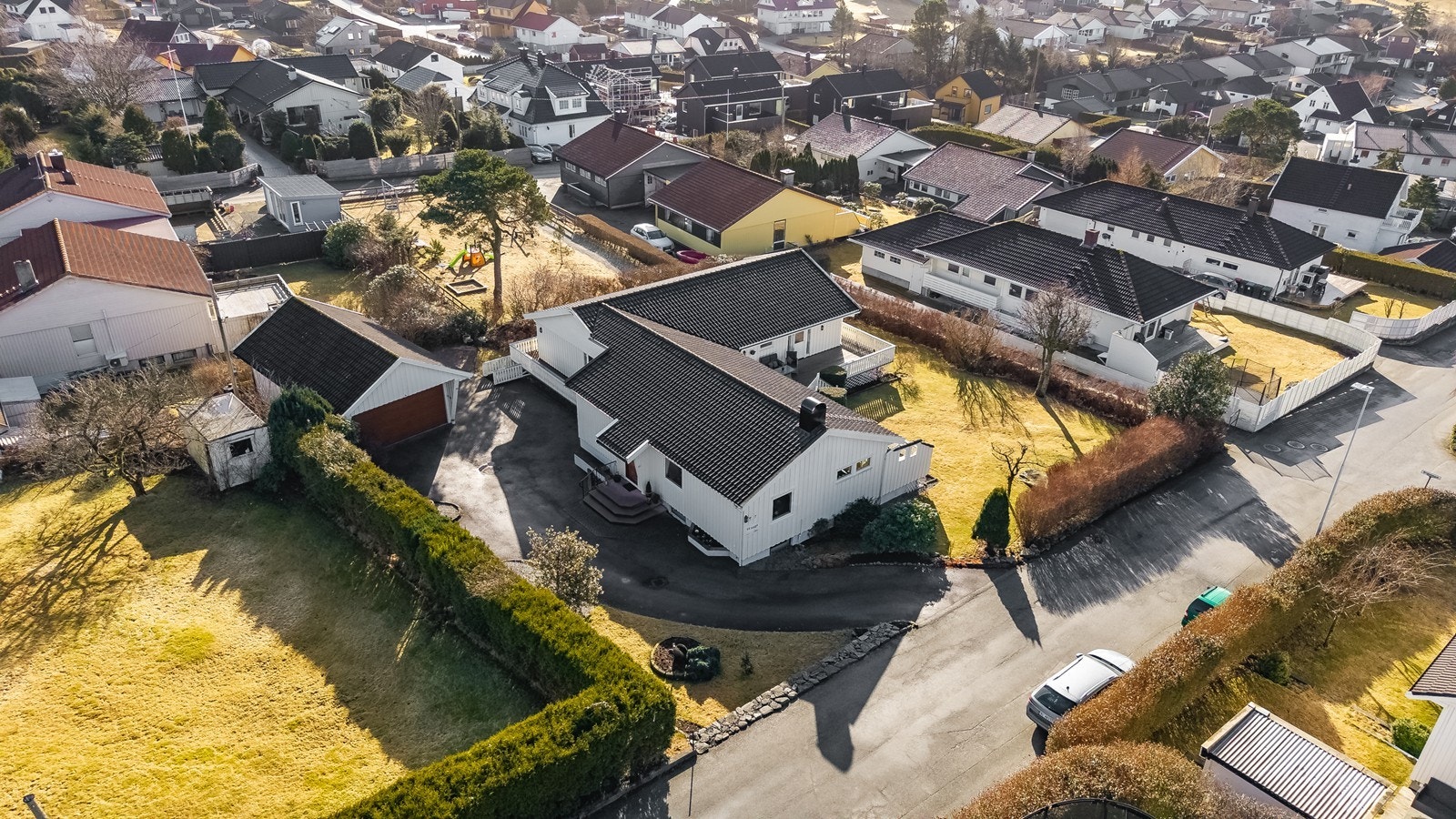 Uteområdet byr på flere skjermede og private soner med gode solforhold, hvor terrassen danner en naturlig samlingsplass for både hverdag og sosiale sammenkomster Galleribilde