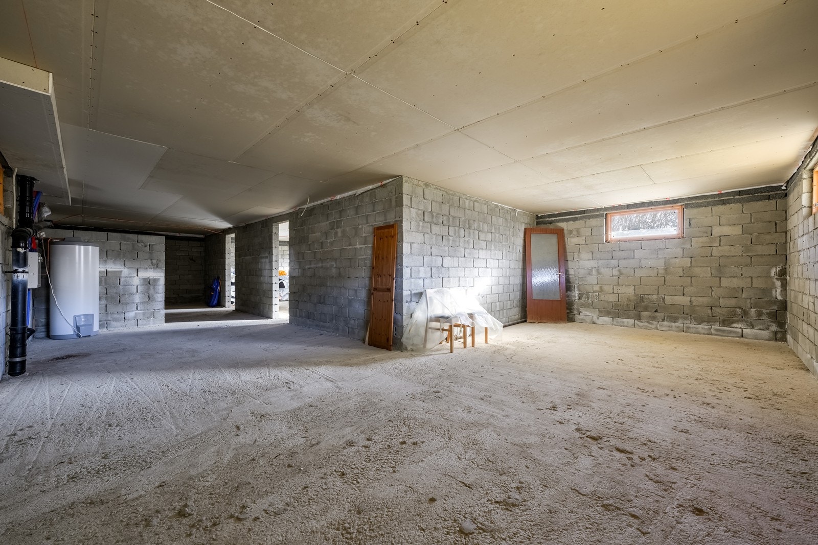 Uinnredet kjeller på ca. 111 kvm med gode utviklingsmuligheter og rikelig lagringsplass Galleribilde