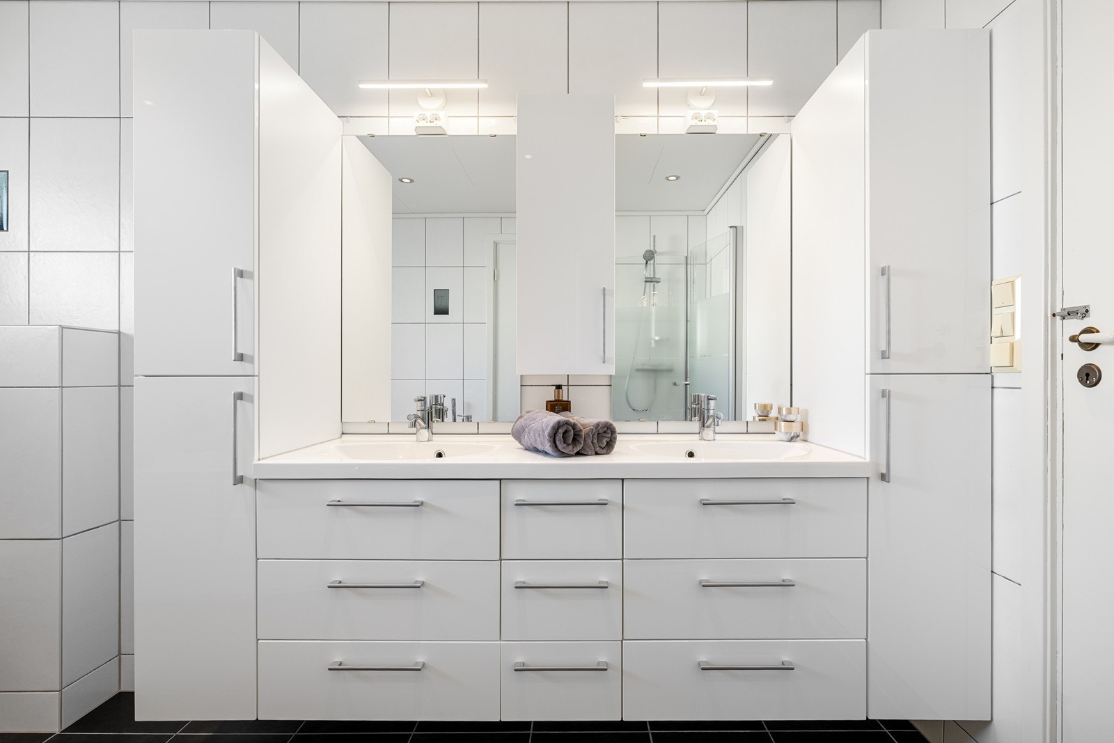 Varmekabler i gulv, dusjløsning, boblebadekar og vegghengt toalett Galleribilde