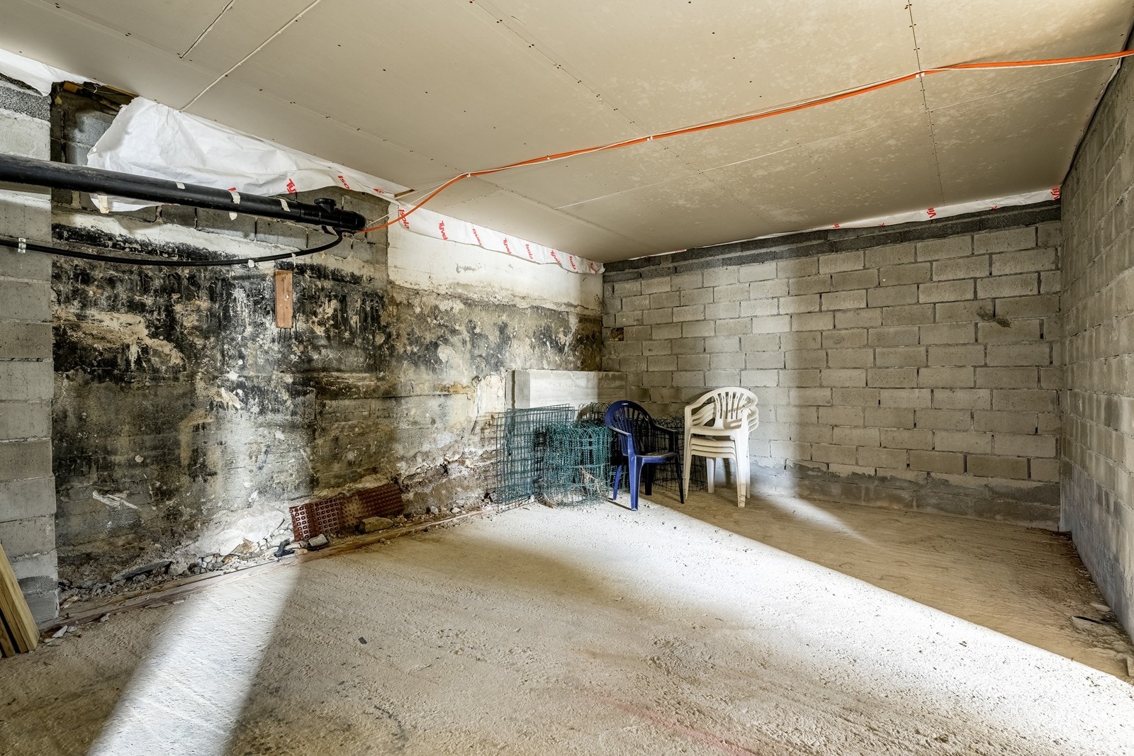 Uinnredet kjeller på ca. 111 kvm med gode utviklingsmuligheter og rikelig lagringsplass Galleribilde