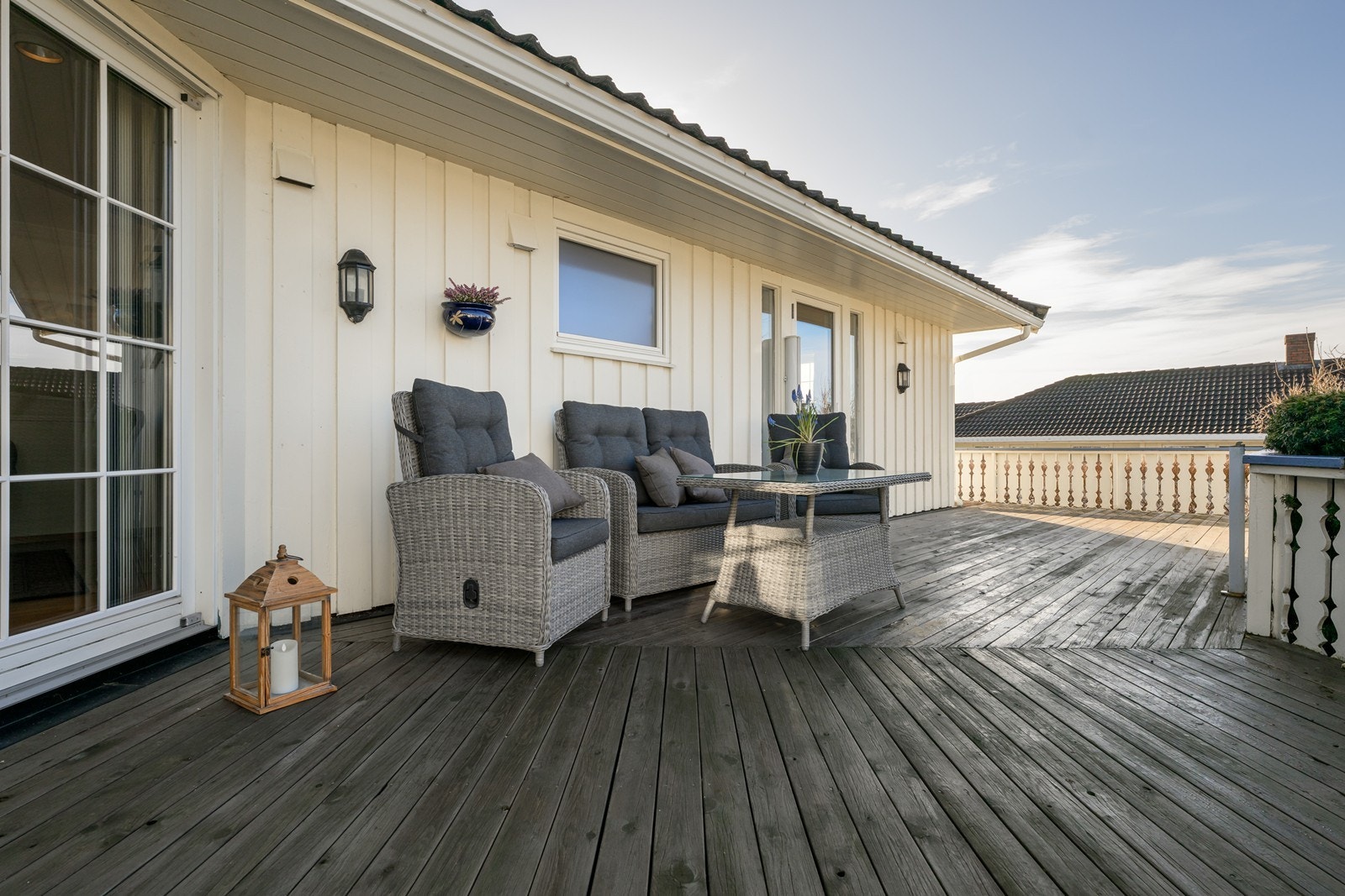 Romslig terrasse med gode solforhold stort sett hele døgnet Galleribilde