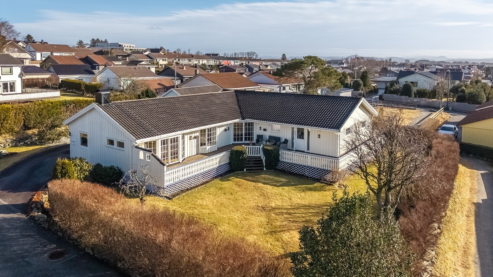 Eiendommen ligger skjermet til med lite innsyn fra naboer Galleribilde