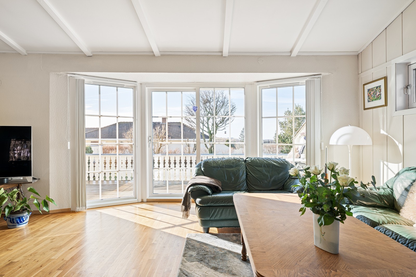 Fra oppholdsrommene er det enkel adkomst til en romslig og solrik terrasse og videre ut til stor plen. Galleribilde