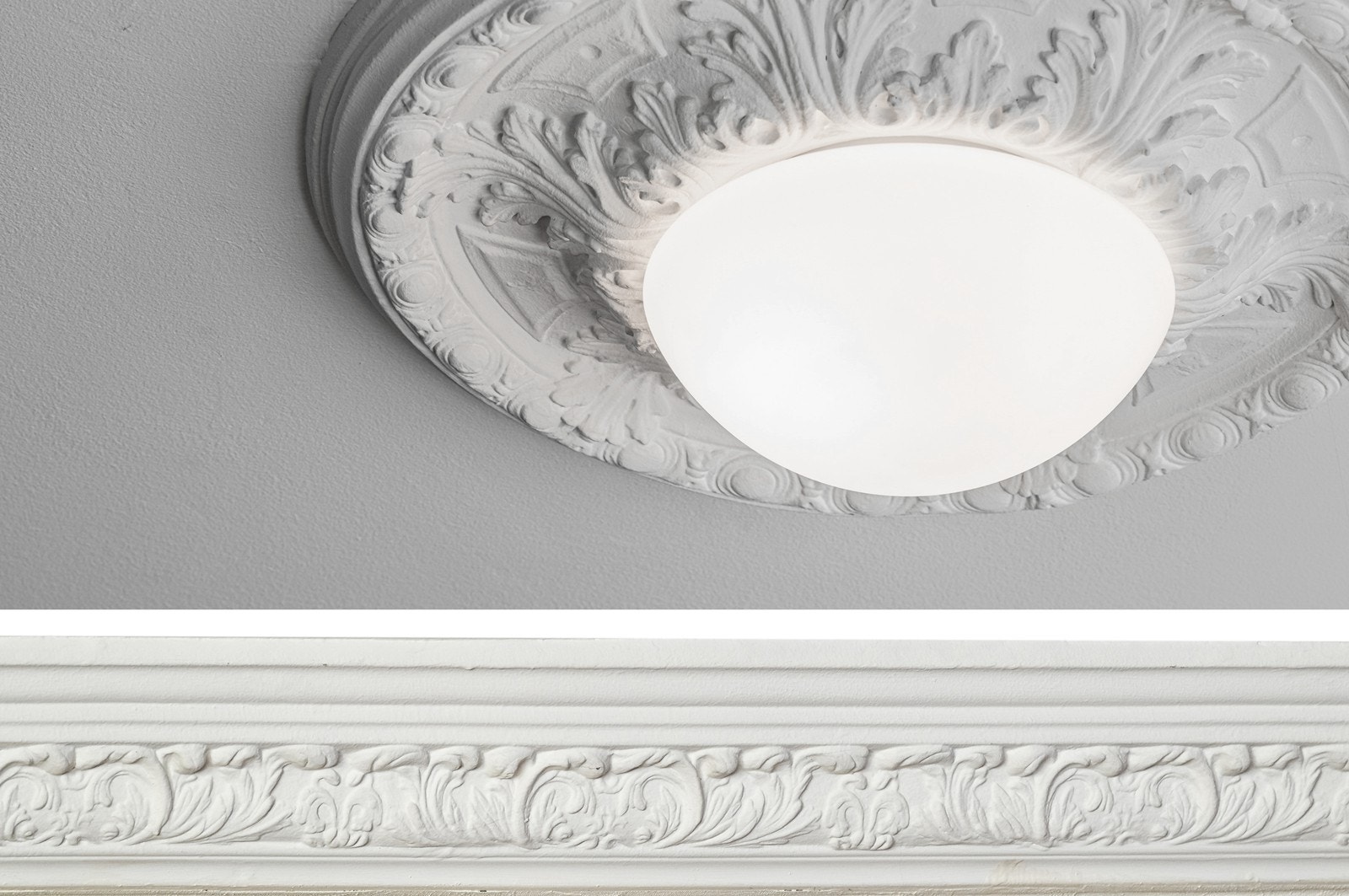 Denne delen av stuen er pent utsmykket med flotte taklister og en dekorativ rosett i taket Galleribilde