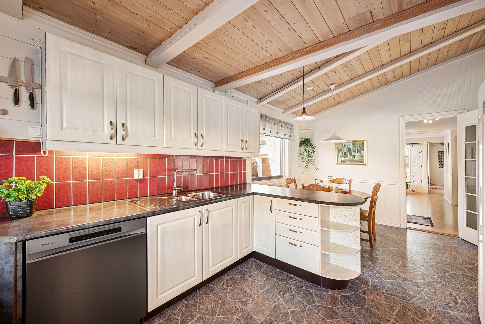 Innredningen ble oppgradert med nye fronter i 2014, noe som gir et tidløst og funksjonelt uttrykk. Galleribilde