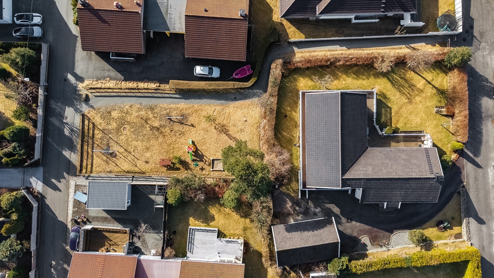 Rett på andre siden av hekken finner du lekeplass, en etterspurt kvalitet for barnefamilier. Galleribilde