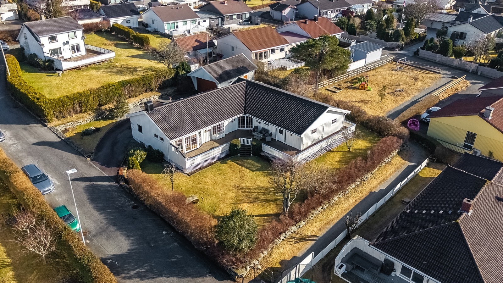 Boligen ligger i et barnevennlig og veletablert område med lun og solrik hage som er flott opparbeidet Galleribilde