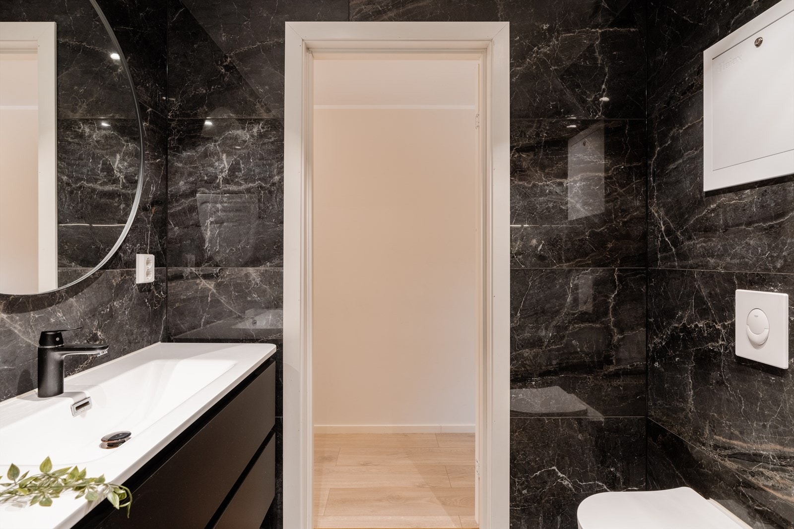 Badet er nytt fra 2023 og er utformet med moderne, flislagte overflater. Galleribilde