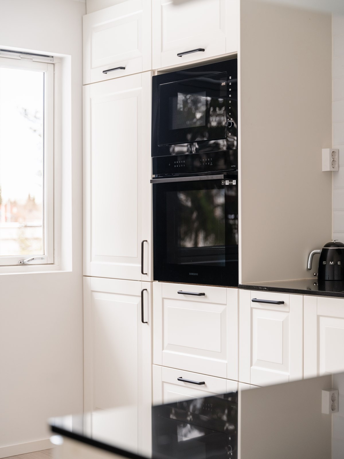 Integrert stekeovn og mikrobølgeovn er plassert i en praktisk arbeidshøyde. Galleribilde