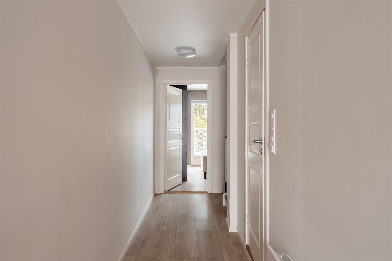 Alle overflater i første etasje er nyoppusset, noe som gir en frisk og moderne atmosfære. Galleribilde