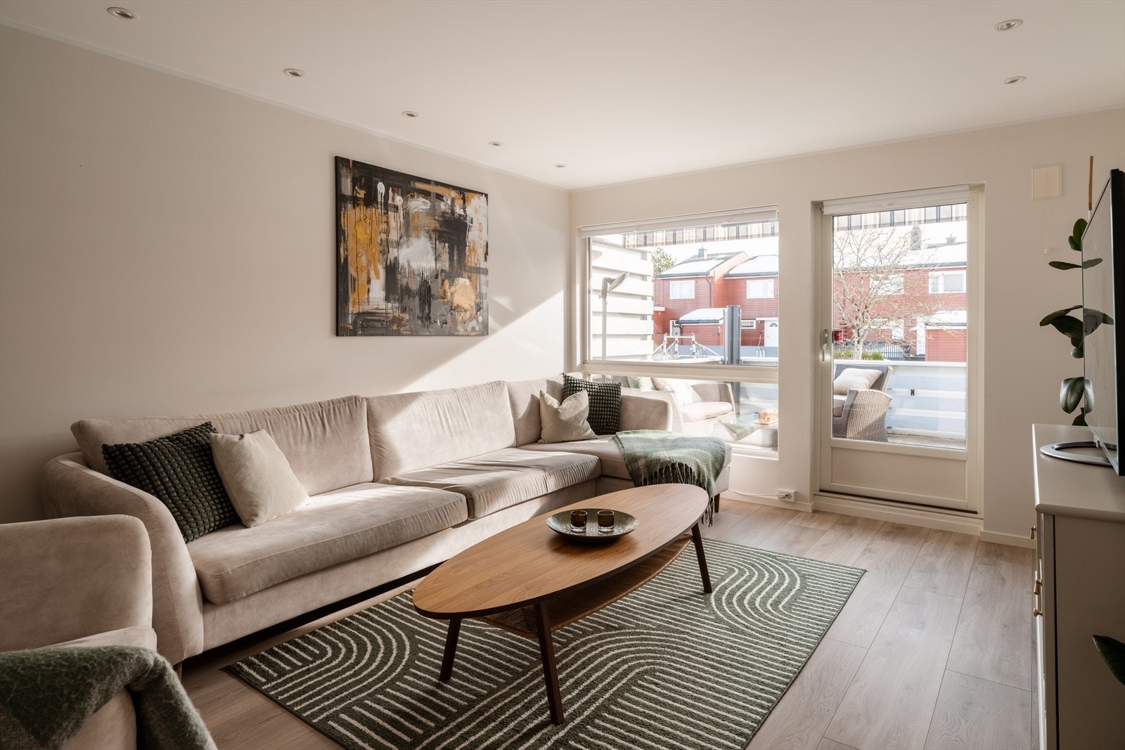 Stuen er et lyst og innbydende rom med direkte utgang til den sydvendte terrassen. Galleribilde