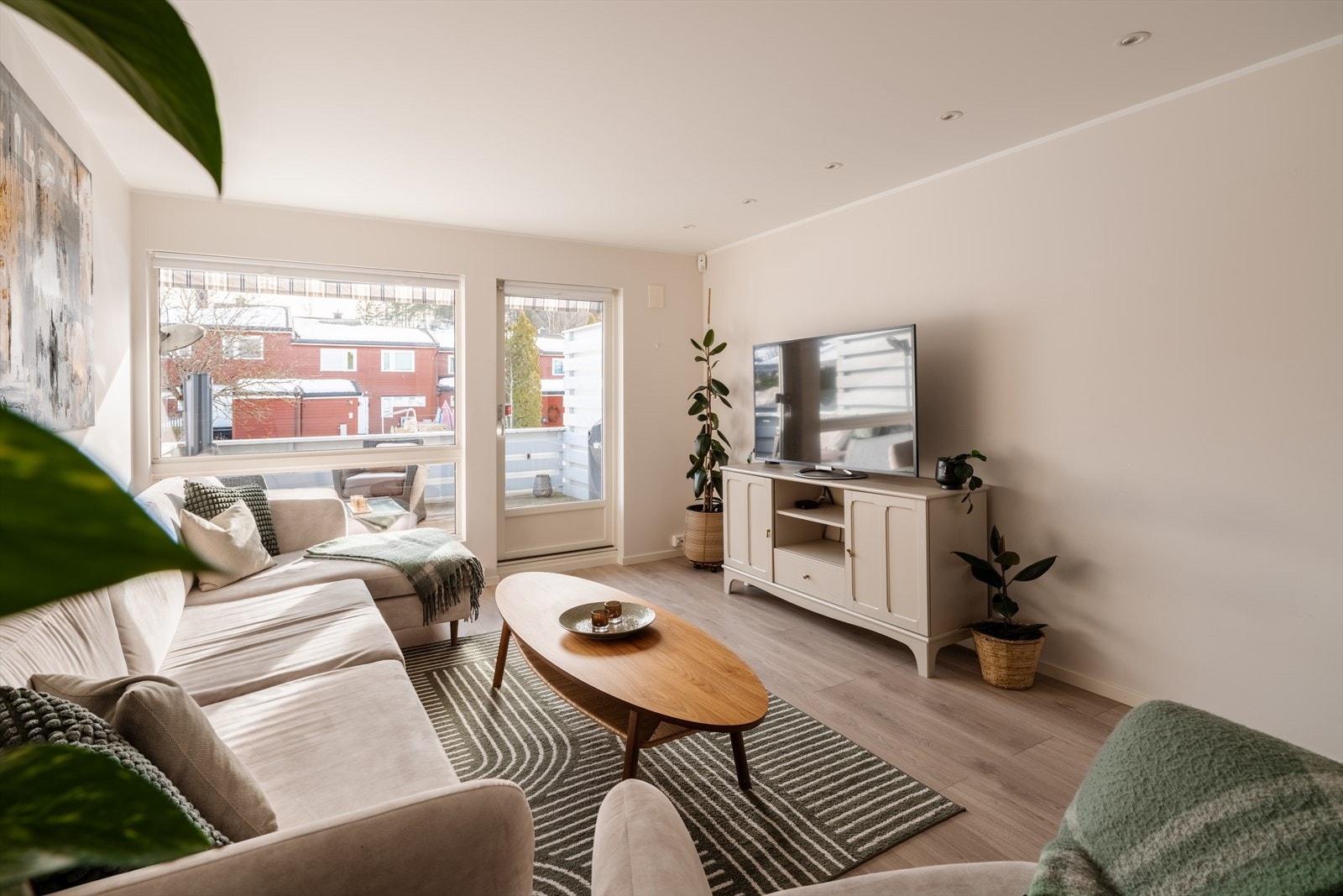 Store vinduer og balkongdør gir rikelig med naturlig lys. Galleribilde