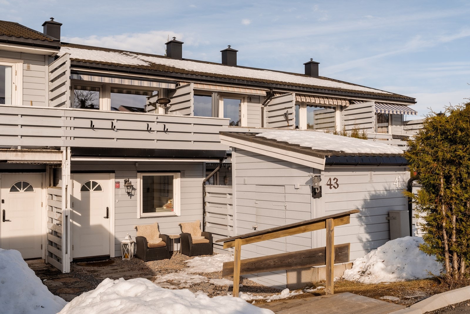 Milad Alexander Sabori v. Emera Eiendomsmegling ønsker velkommen til Finstadlia 43. Foto: Paul-Dan Dragoman. Galleribilde
