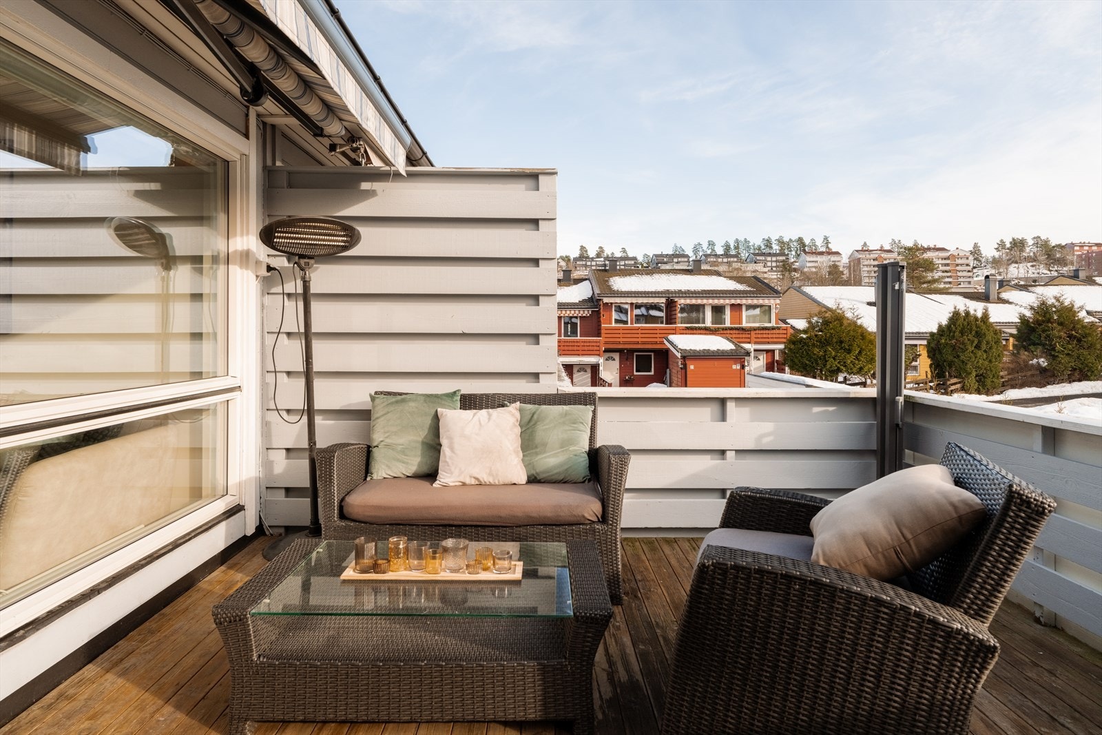 Fra terrassen har du en åpen utsikt over det rolige nabolaget. Galleribilde