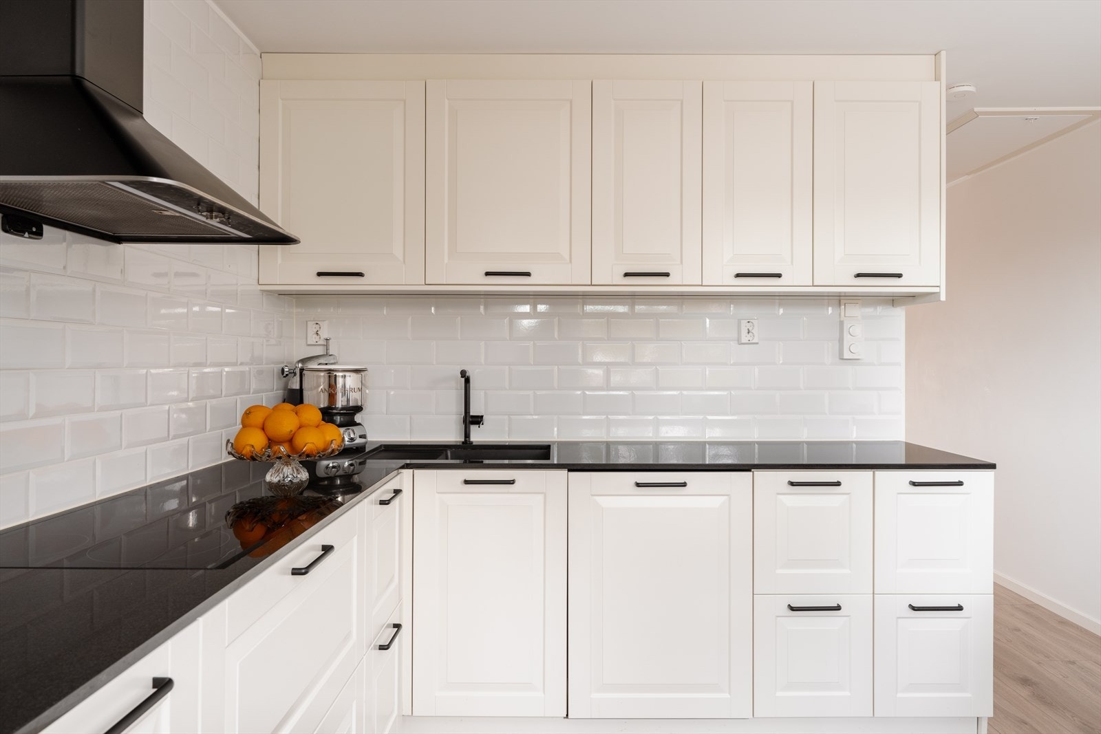 Gode arbeidsflater og mye oppbevaringsplass. Galleribilde