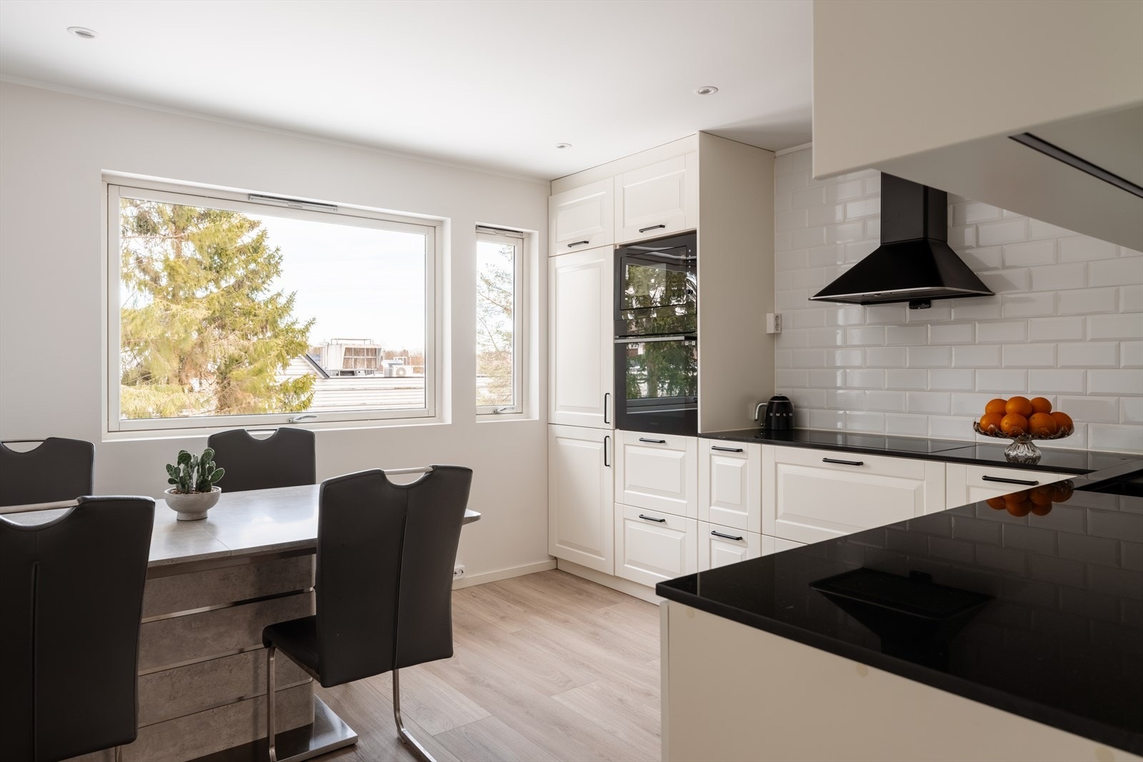 Kjøkkenet er nytt fra 2023, med hvite profilerte fronter og integrerte hvitevarer. Galleribilde