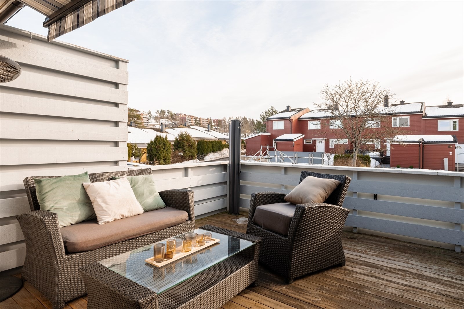 Uteplassen er lettstelt med tredekke og blir en naturlig samlingsplass. Galleribilde