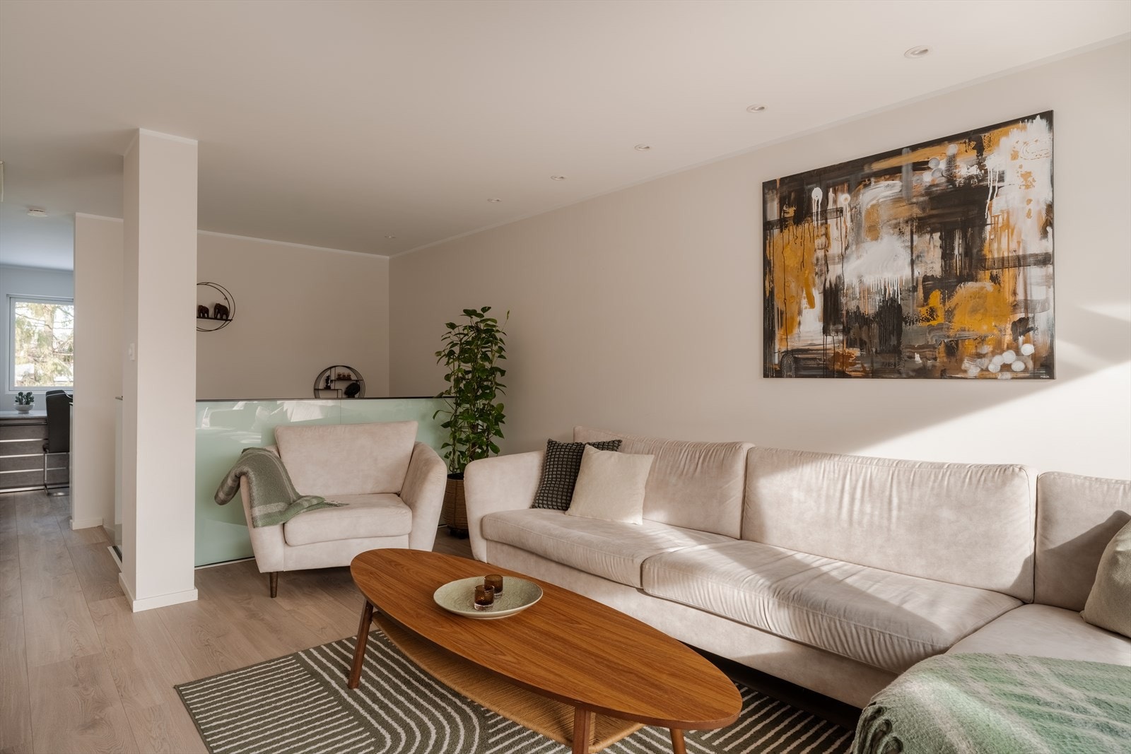 Den åpne løsningen gir en luftig romfølelse og god plass til en større sittegruppe. Galleribilde