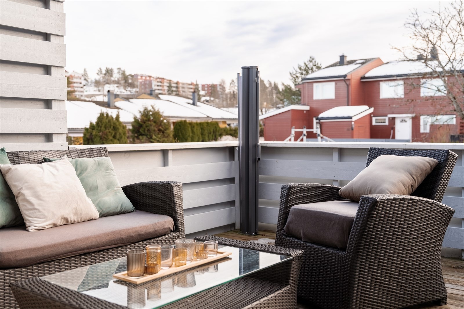 Terrassen har god plass til både loungegruppe og grill. Galleribilde