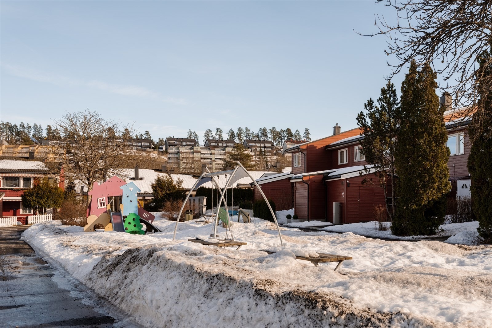 Her bor du i et stille og trygt nabolag med umiddelbar nærhet til skog og mark, perfekt for barnefamilier. Galleribilde