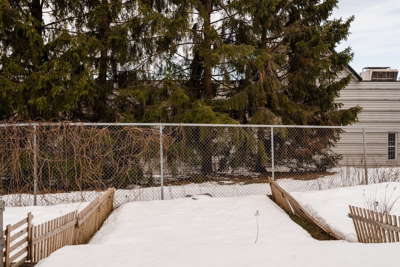 Boligen har en liten hageflekk på baksiden med utgang fra hovedsoverommet. Galleribilde