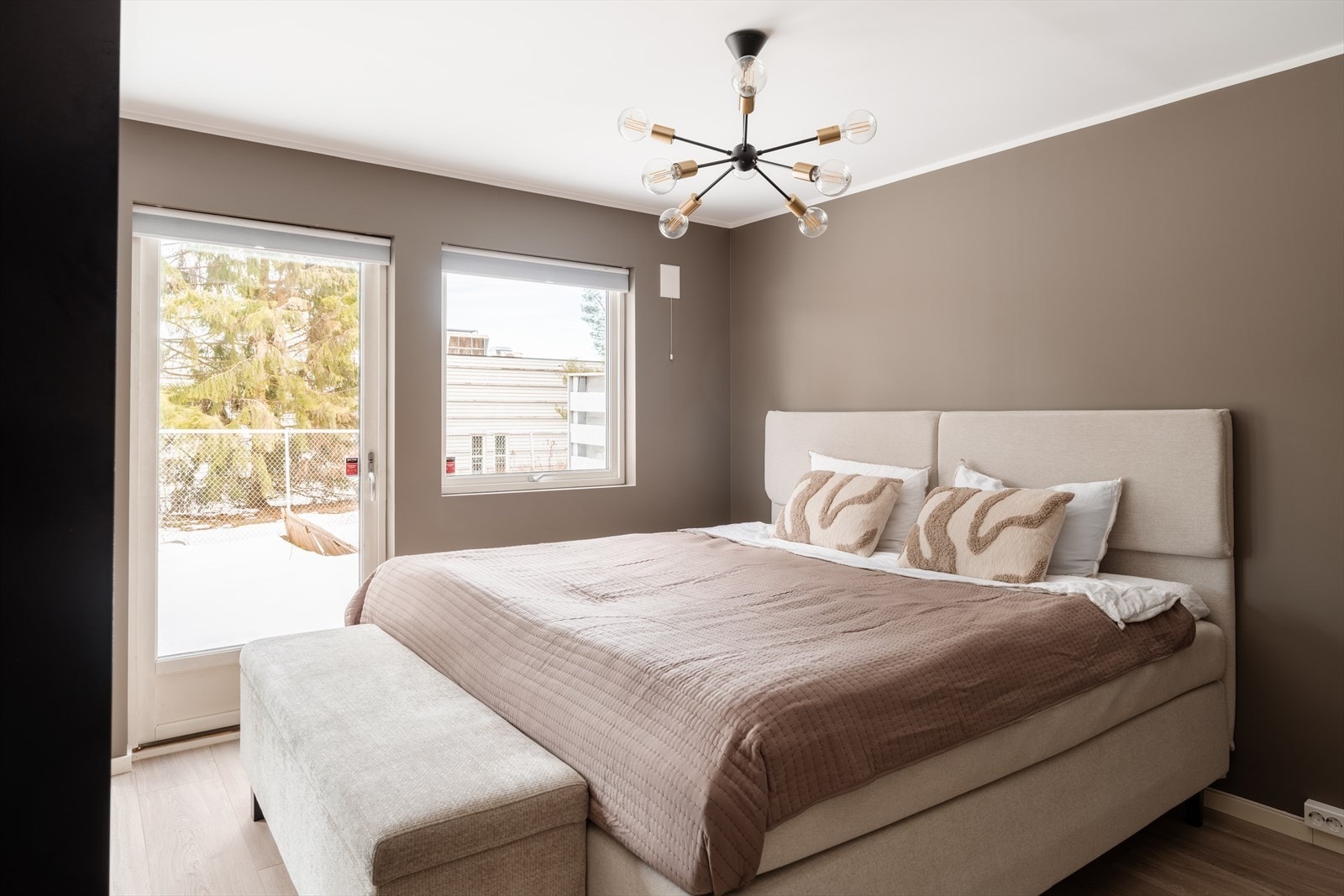 Hovedsoverommet er romslig med plass til dobbeltseng og har utgang til uteplass. Galleribilde