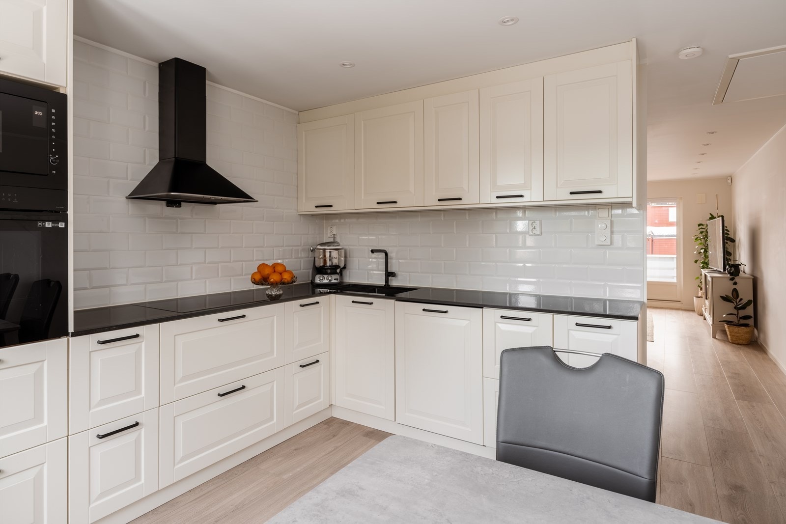 Innredningen byr på godt med skap- og benkeplass. Galleribilde