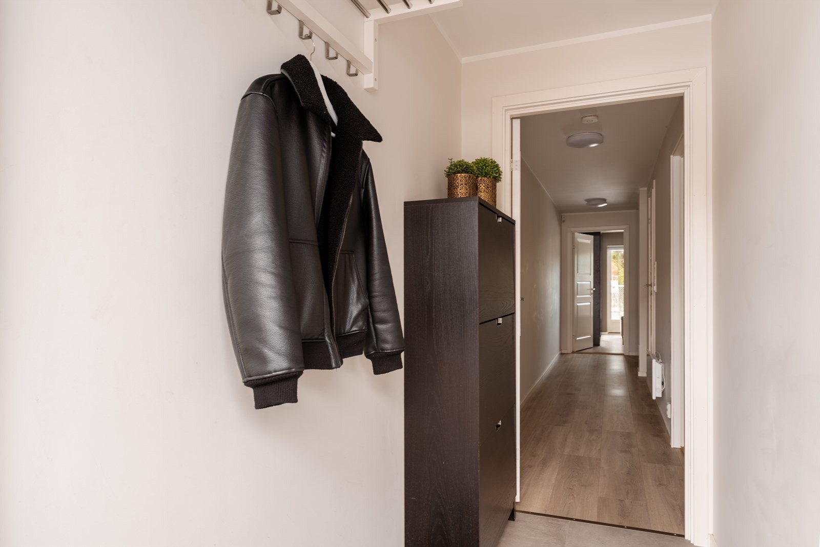 Gangen har gjennomgående laminatgulv og fordeler adkomsten til alle rommene i etasjen. Galleribilde