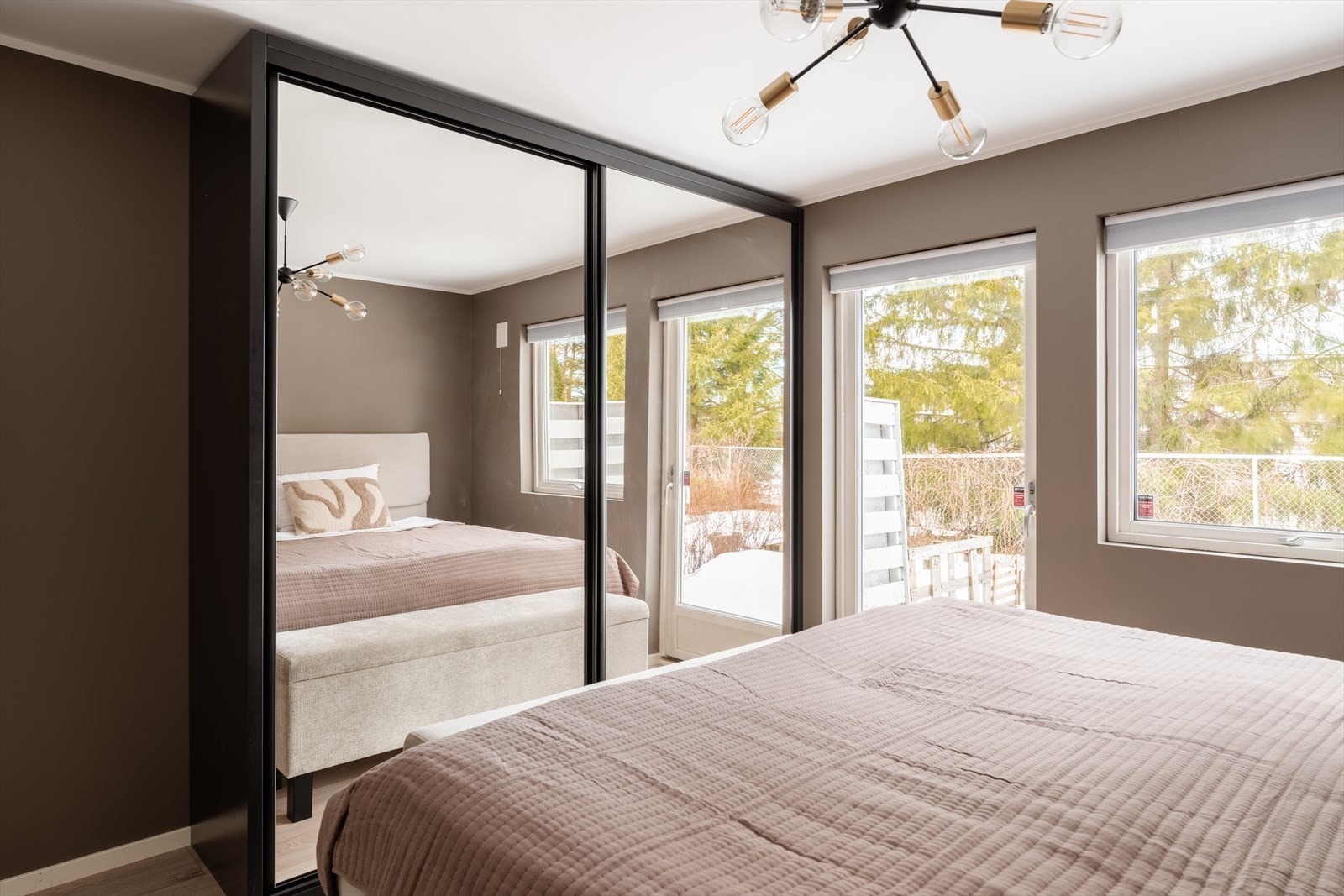 En stor skyvedørsgarderobe med speilfronter gir rikelig med oppbevaringsplass. Galleribilde