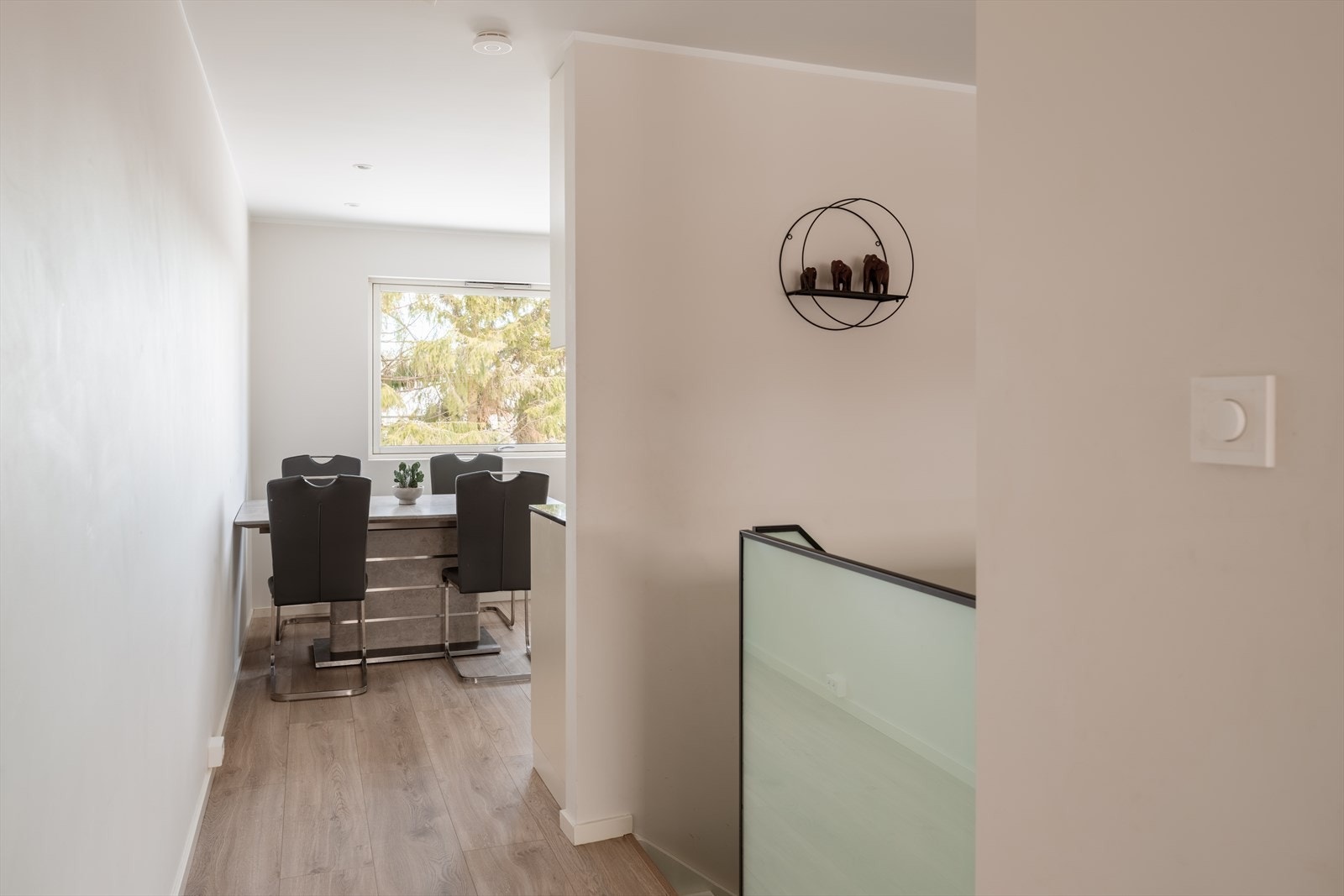 Fra trappen kommer man direkte inn i den sosiale sonen med kjøkkenet i front. Galleribilde