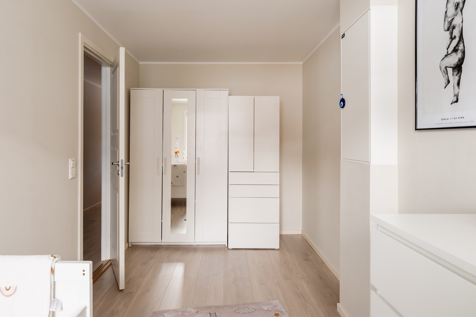 Rommet har god plass for garderobeskap og øvrig møblement. Galleribilde