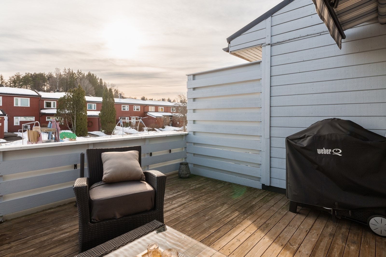 Skjermvegger bidrar til en privat og usjenert uteplass. Galleribilde