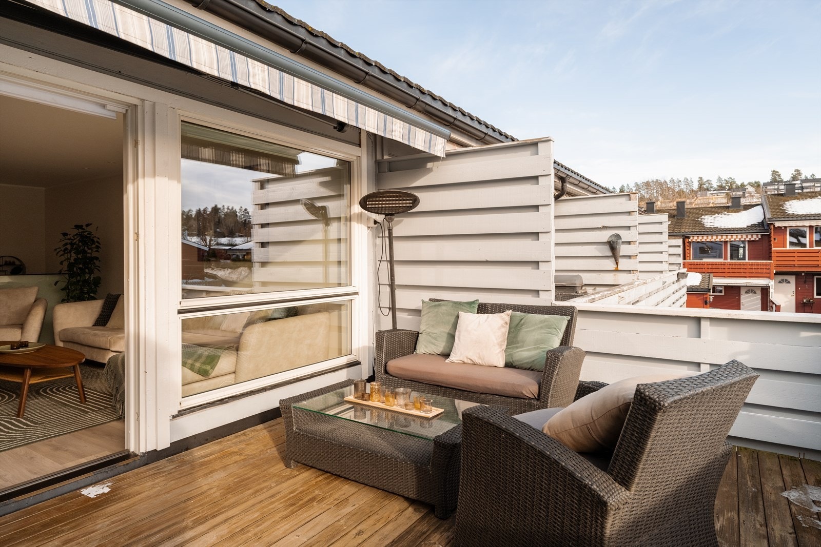 Den sydvendte terrassen på ca. 14 m² er en flott forlengelse av stuen. Galleribilde