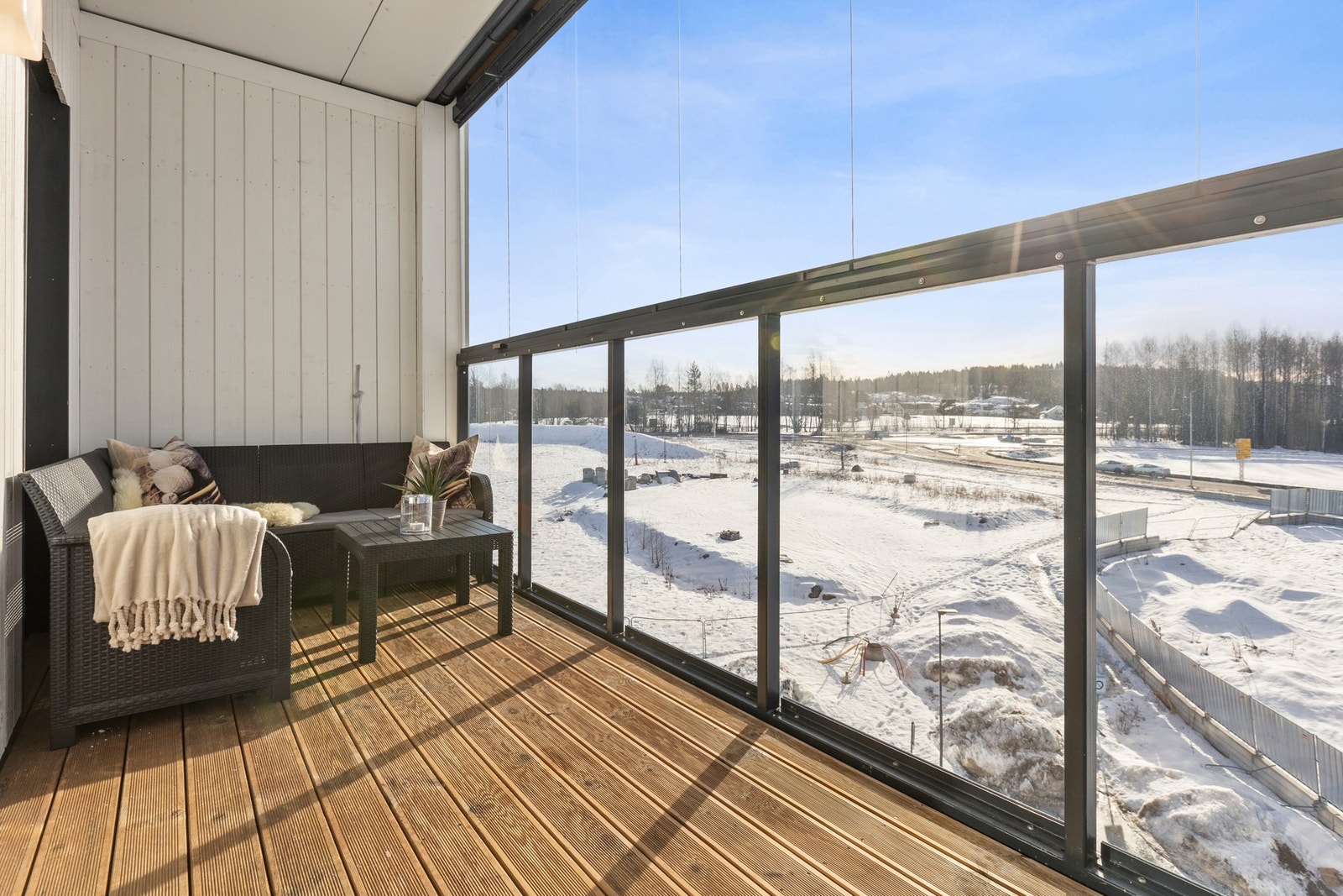 Boligen i Søndre Dølibekken 8 har en attraktiv og sentral beliggenhet på Jessheim - med gangavstand til det meste. Galleribilde