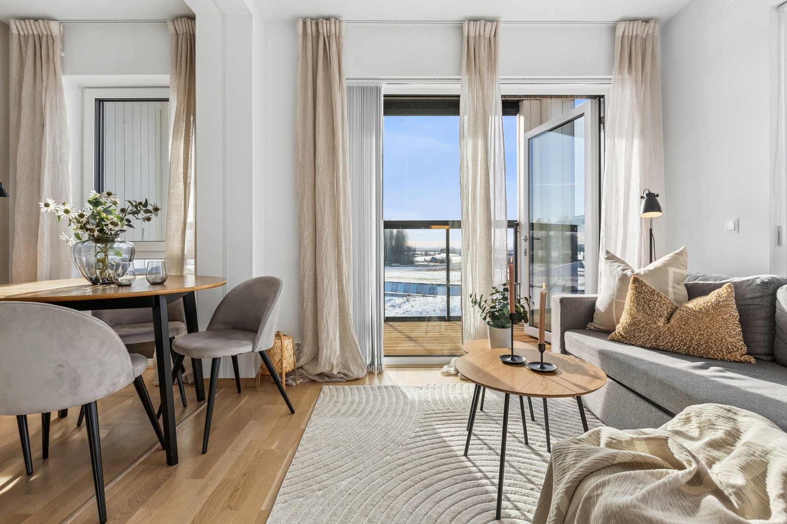 Med adkomst fra stuen kommer du til leilighetens solrike balkong. Galleribilde