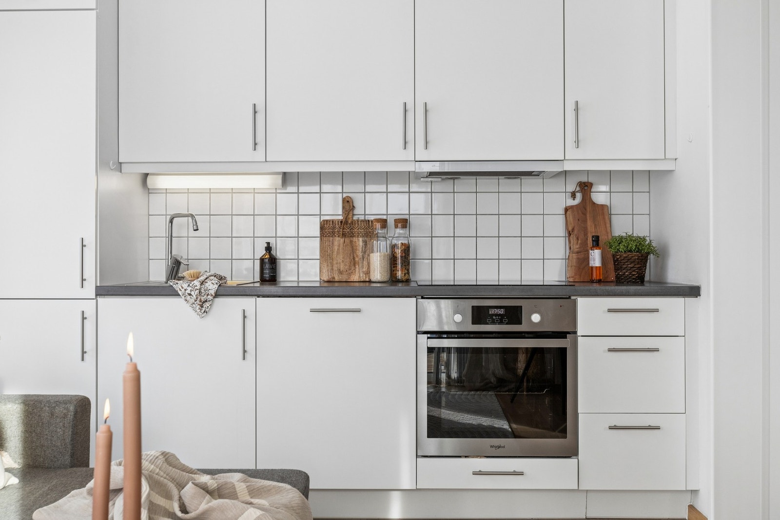 Kjøkkenet glir naturlig over i stuen som skaper en romslig følelse. Galleribilde