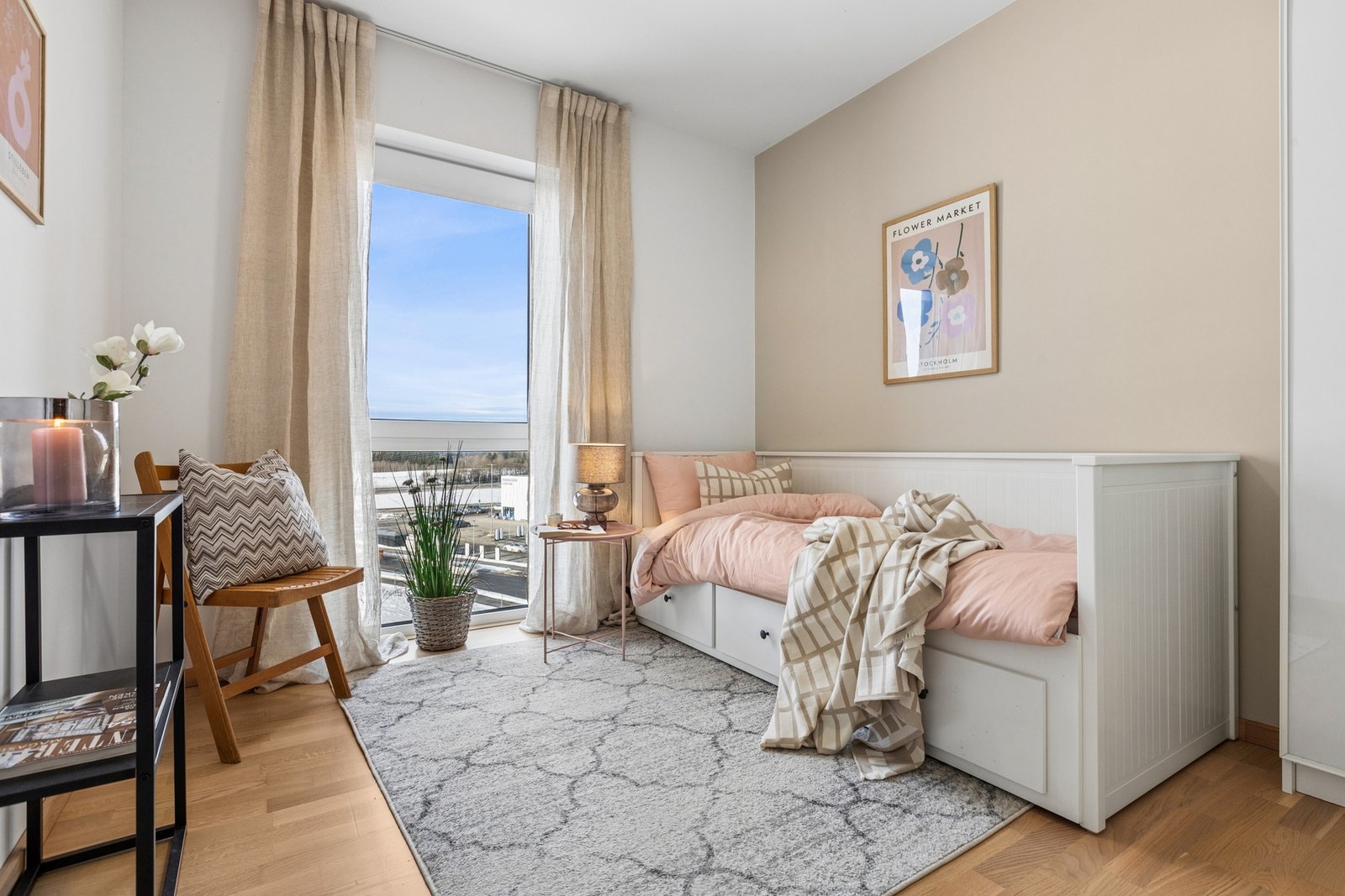 Soverommet har et stort vindu som slipper godt inne med naturlig lys. Galleribilde