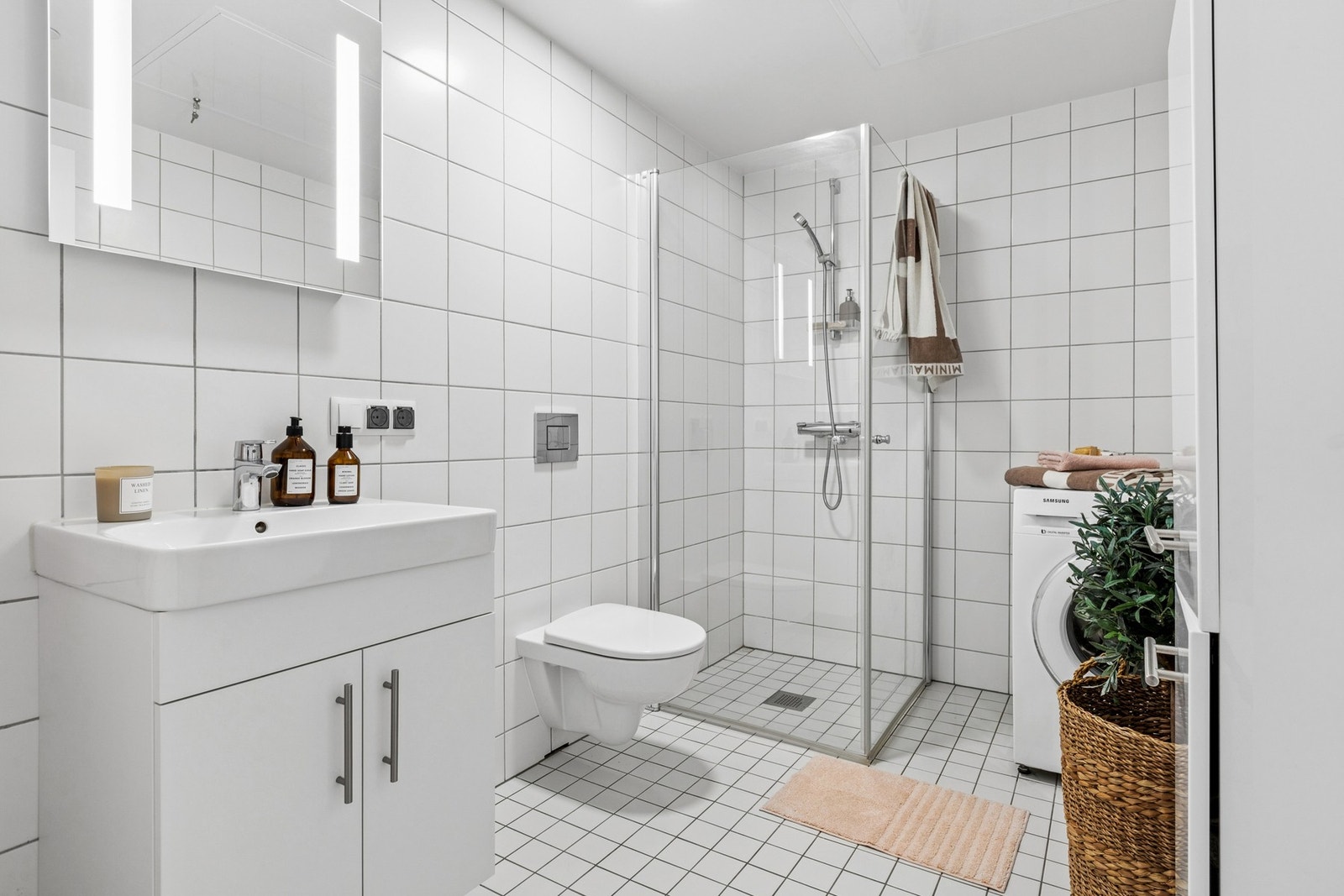 Baderommet er fra byggeår og er helfliset med elektrisk gulvvarme. Galleribilde