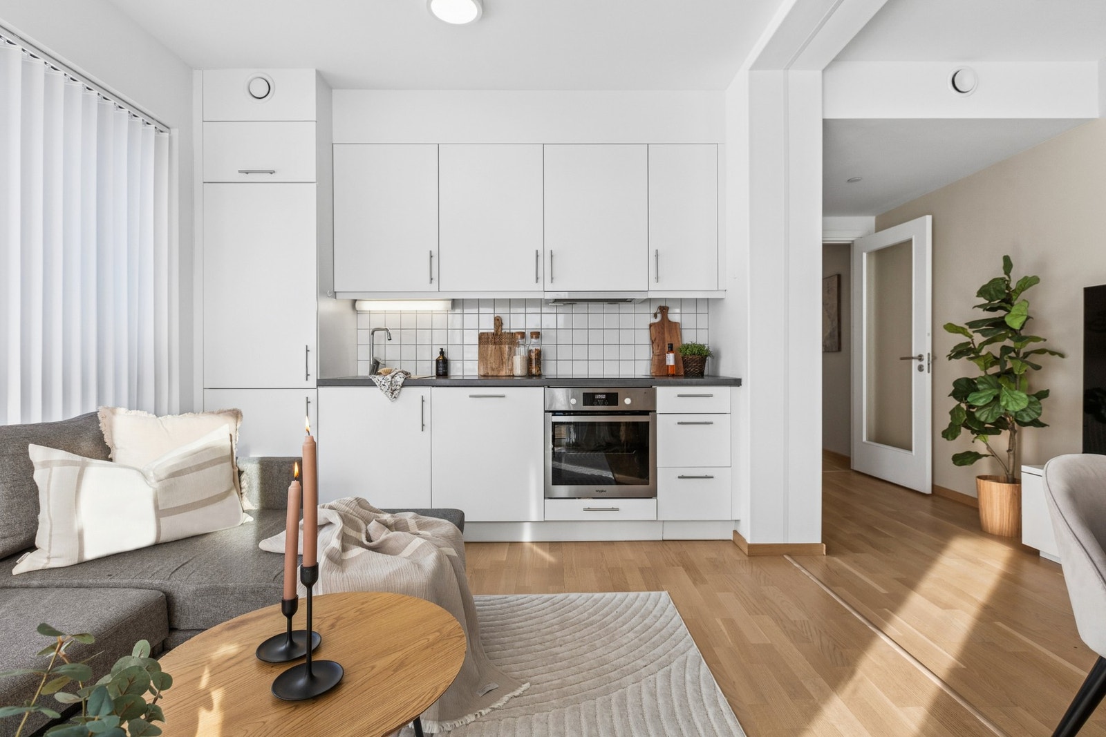 Kjøkken og stue er i en åpen løsning som gjør det sosialt ved matlaging og sammenkomster. Galleribilde