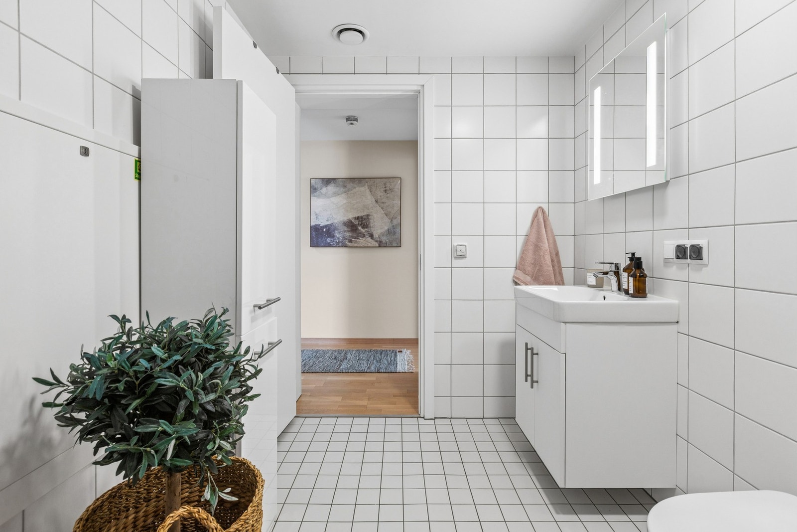 Et lettstelt baderom som gjør det enkelt i hverdagen. Galleribilde