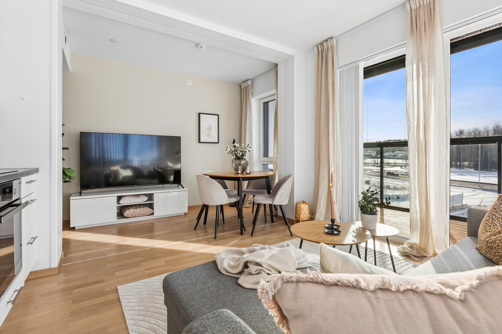 De store vindusflatene fra gulv til tak slipper rikelig inn med naturlig lys, noe som skaper en herlig atmosfære. Galleribilde