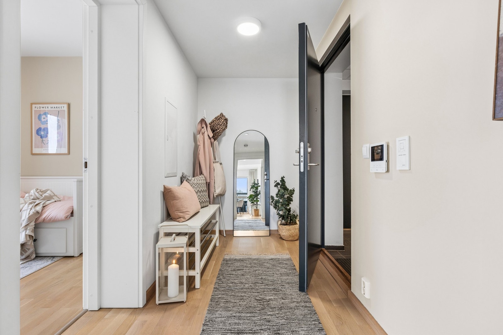 Leiligheten ønsker deg velkommen inn i en åpen og lys gang. Her er det muligheter for gardrobeløsning for oppbevaring av yttertøy. Galleribilde